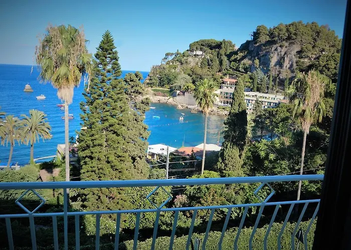 A Due Passi Dal Mare טאורמינה