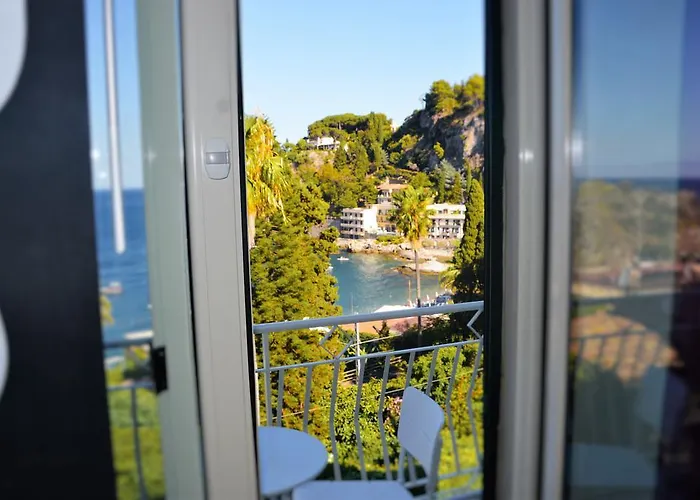 A Due Passi Dal Mare 3* טאורמינה