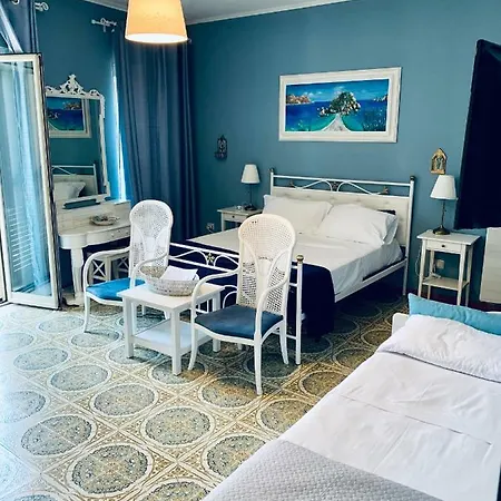 فندق مبيت وإفطار A Due Passi Dal Mare 4*